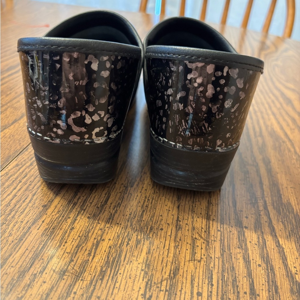 Dansko women’s pewter leopard clog size 40 - Picture 6 of 8